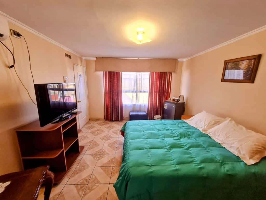 Habitación single completamente equipada en el Hotel Antofagasta Centro.