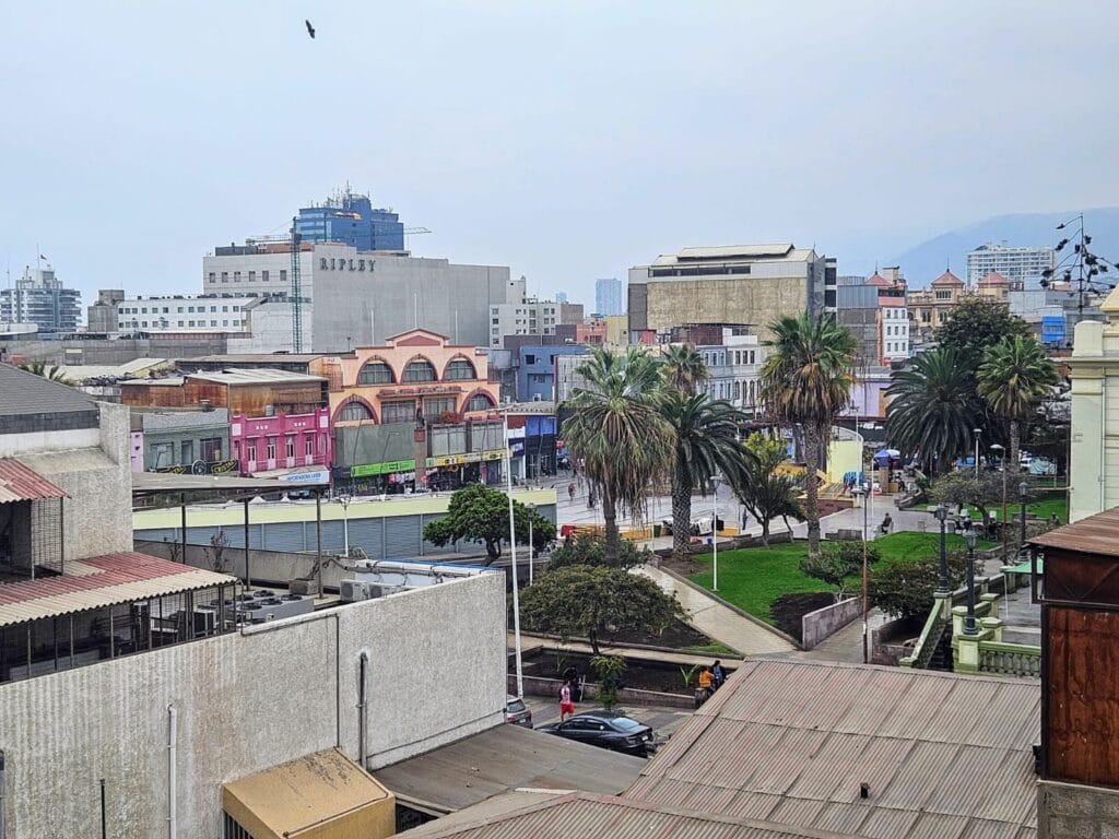 Vista panorámica del centro de Antofagasta desde el hotel, destacando su ubicación central cerca de plazas y zonas comerciales.
