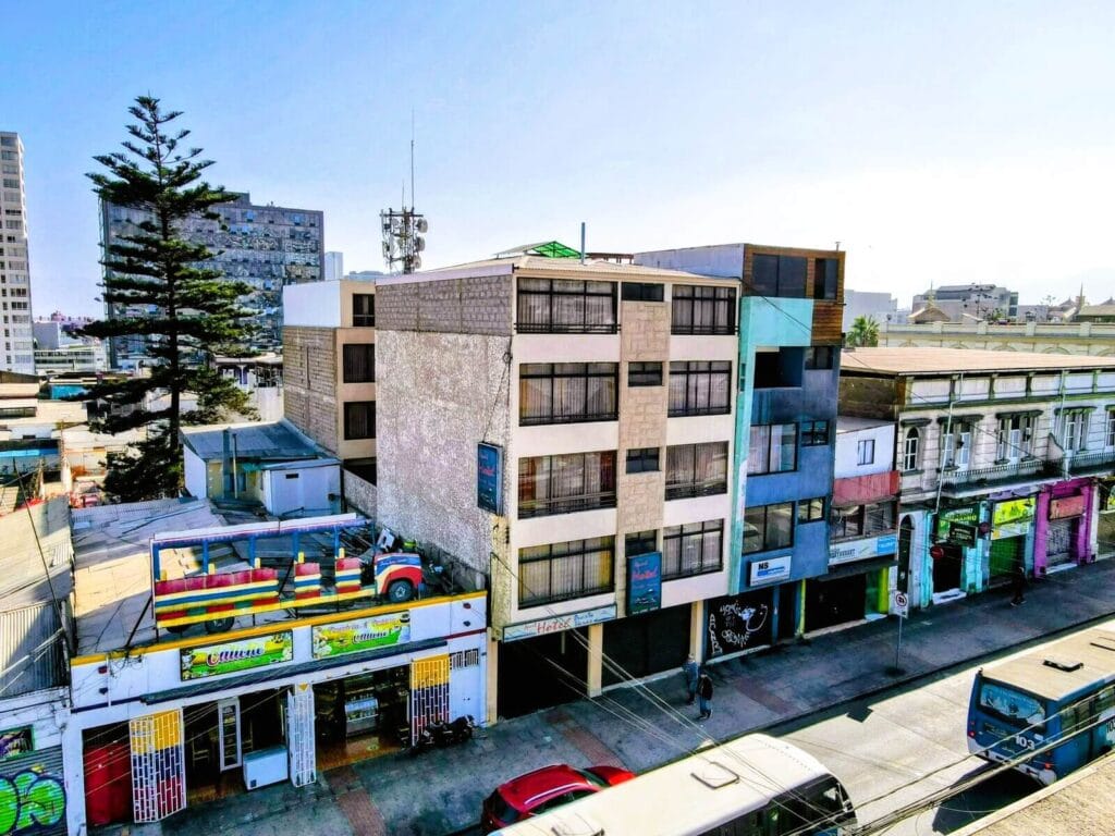 Vista exterior del Hotel Antofagasta Centro en una calle transitada del centro de la ciudad, Chile.